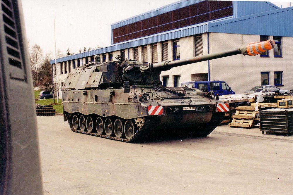 Alman Ordusuna ait kundağı motorlu PzH 2000 obüsü.